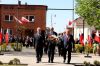 Delegacja władz miasta składa kwiaty pod pomnikiem